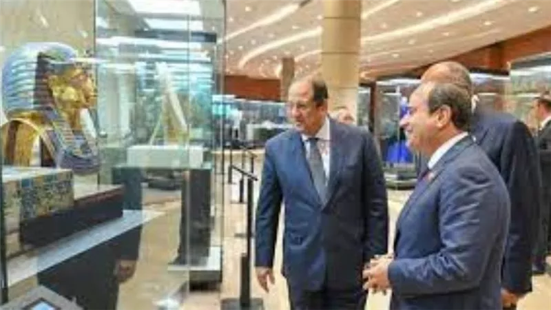 السيسي يتفقد النماذج الأثرية المصرية ضمن المعروضات التاريخية للدول المشاركة بقمة العشرين