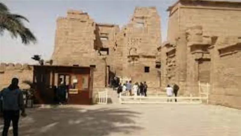 رحلات سياحية توعوية لزيارة عدد من الأماكن الأثرية بالمحافظات.. تفاصيل