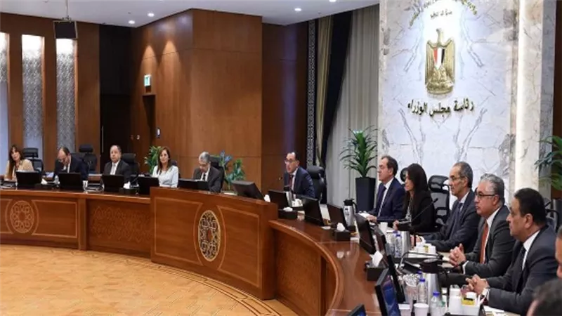 رئيس الوزراء يترأس اجتماع اللجنة الوزارية العليا لتنظيم المنتدى القومي للاستثمار (صور)