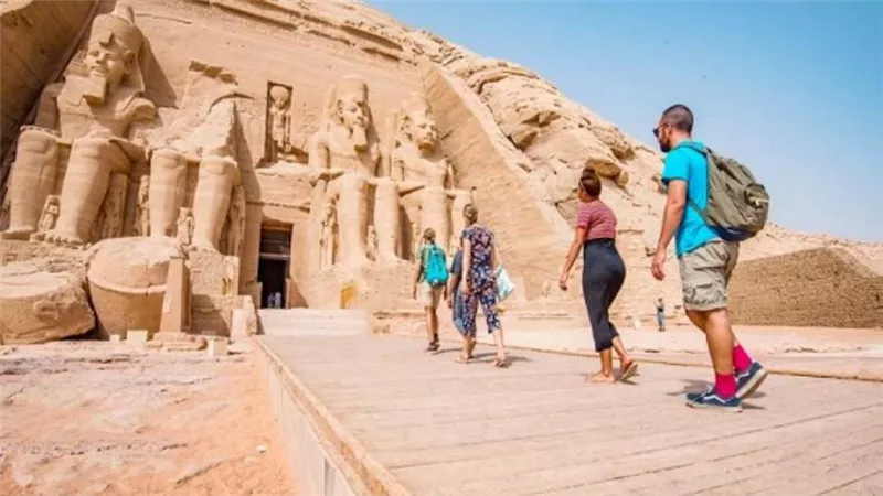 حقيقة فرض 1000 دولار على السائحين القادمين إلى مصر