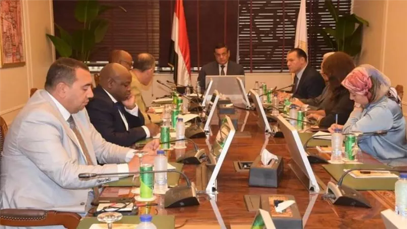 وزير التنمية المحلية يبحث مع  مستشار نائب رئيس جنوب أفريقيا لشئون الاستراتيجية والتخطيط العمراني التعاون المشترك