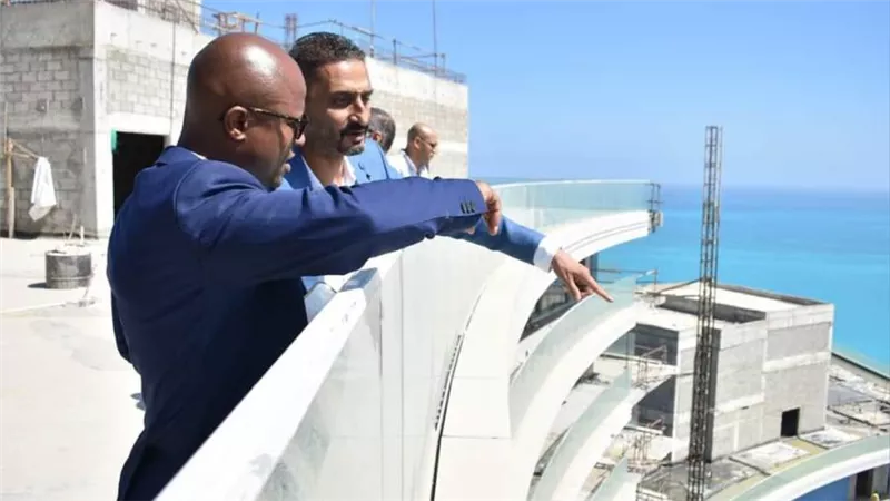 مستشار نائب رئيس جنوب إفريقيا يزور مدينة العلمين الجديدة