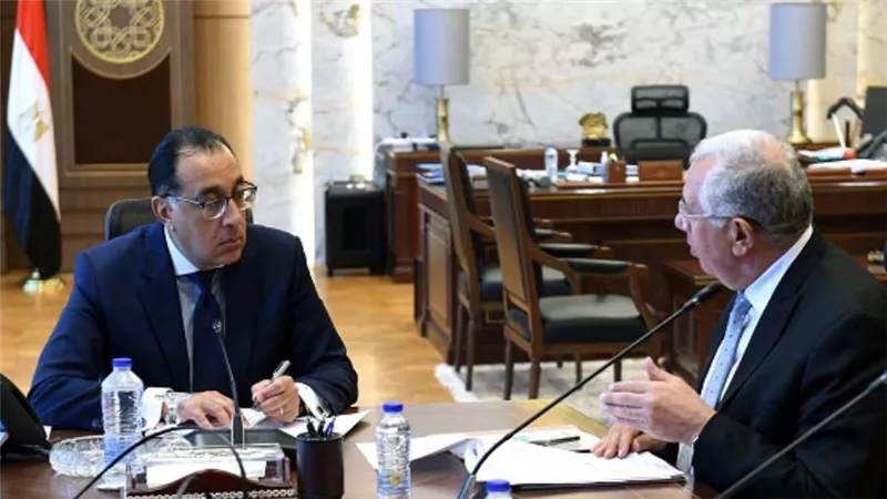رئيس الوزراء يستعرض مع وزير الزراعة التركيب المحصولي للموسم الزراعي 2022/2023 (صور)