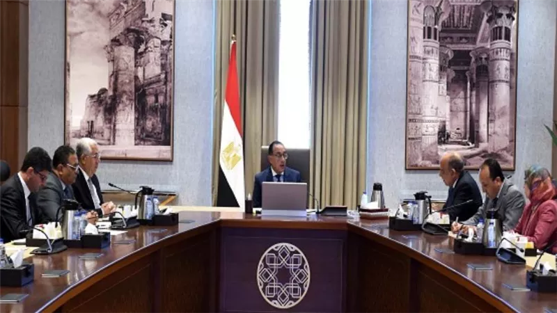 رئيس الوزراء يناقش آليات تحفيز المزارعين لزراعة المحاصيل المستهدفة وتفعيل الزراعات التعاقدية (صور)