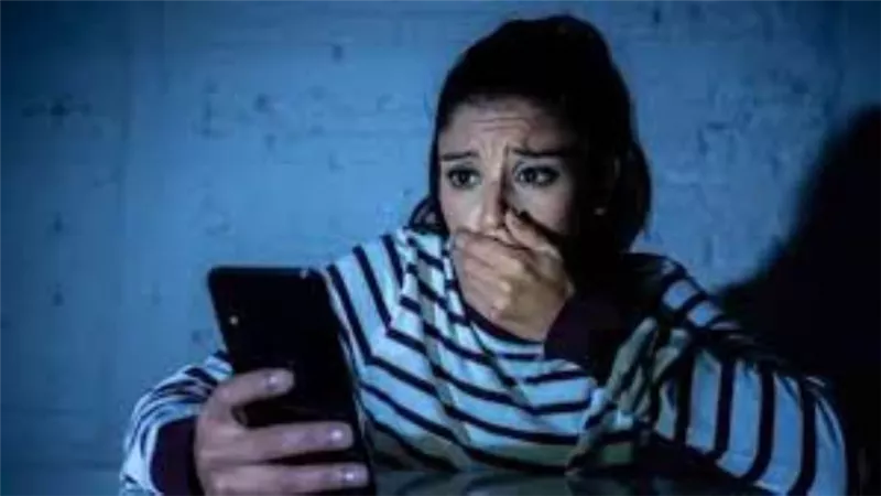 محاكمة عاطل في واقعة ابتزازه فتاة لمحاولة إجبارها على إقامة علاقة