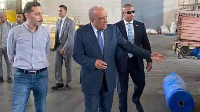 وزير قطاع الأعمال العام يتفقد مصانع شركة العبوات والمستلزمات الطبية