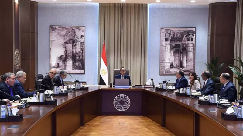 رئيس الوزراء يستعرض الموقف التنفيذي لمشروعات تحلية المياه