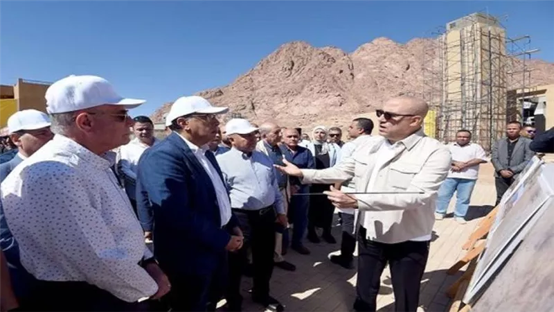 رئيس الوزراء يتفقد المنطقة السكنية الجديدة بالزيتونة بمدينة سانت كاترين (صور)