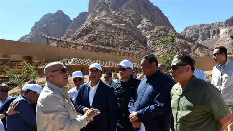 رئيس الوزراء يتفقد مشروع مركز الزوار الجديد بميدان الوادي المقدس في سانت كاترين