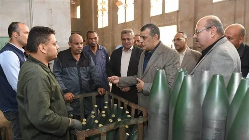 وزير الدولة للإنتاج الحربي في زيارة مفاجئة لشركة هليوبوليس للصناعات الكيماوية