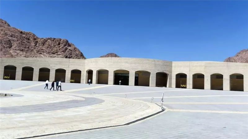 رئيس الوزراء يتفقد مشروع إنشاء ساحة ومبنى السلام بسانت كاترين