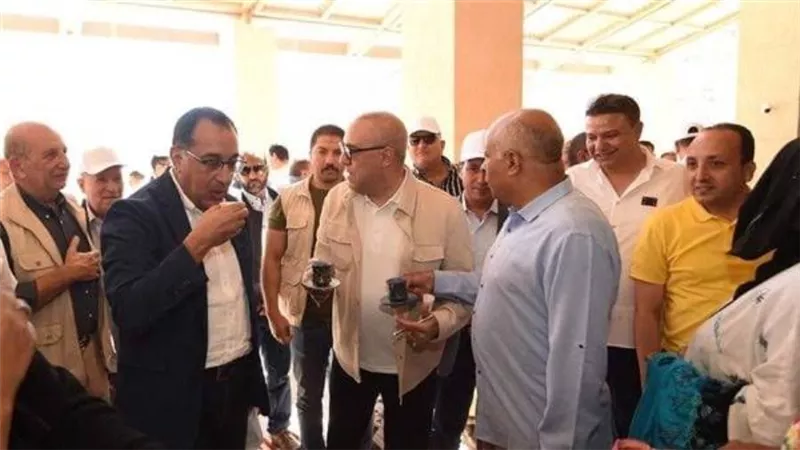 رئيس الوزراء يتفقد مشروع محطة تحلية مياه البحر بطابا