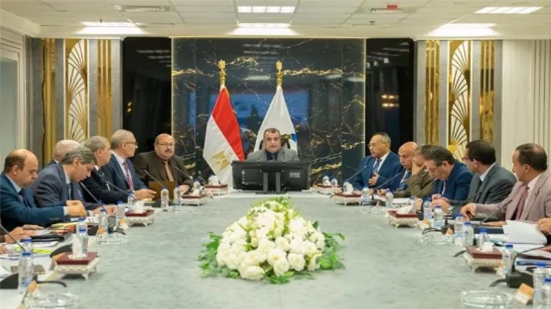 وزير الدولة للإنتاج الحربي يوجّه بتطبيق مباديء الحوكمة بالقطاعات كافة (صور)