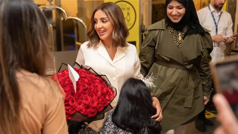 بالصور.. استقبال حافل بالورود لأنغام بمطار الكويت لإحياء حفلين بدار الأوبرا