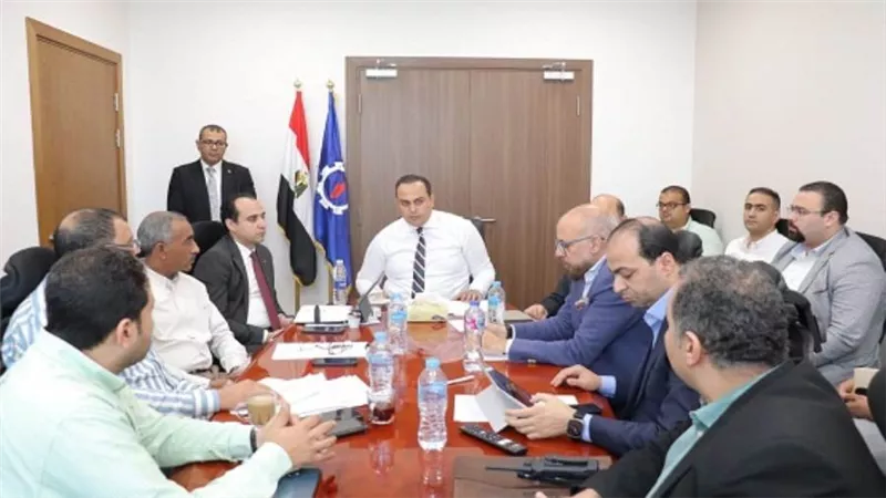 رئيس هيئة الرعاية الصحية يتفقد التشغيل التجريبي لمجمع السويس الطبي ويعقد اجتماعًا مع قيادات فرع الهيئة بالسويس