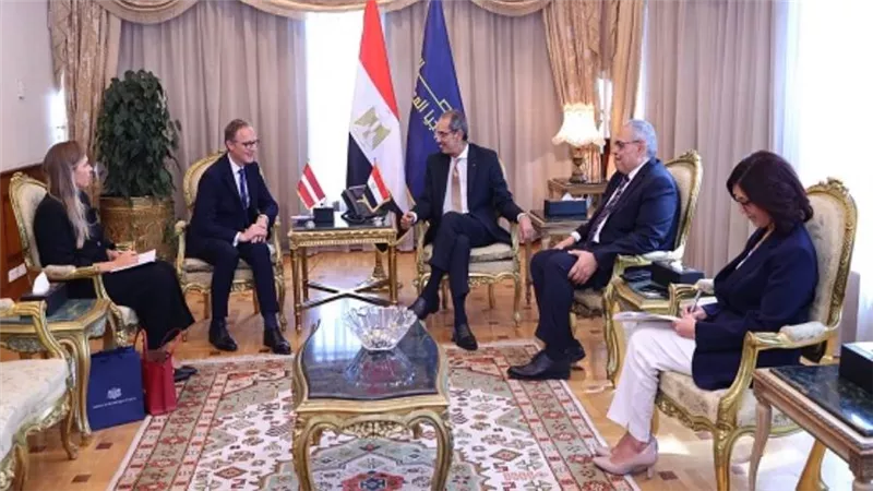 وزير الاتصالات يبحث مع سفير لاتفيا التعاون المشترك (صور)