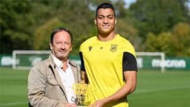 مصطفى محمد يتسلم جائزة أفضل لاعب في نانت الفرنسي عن شهر سبتمبر