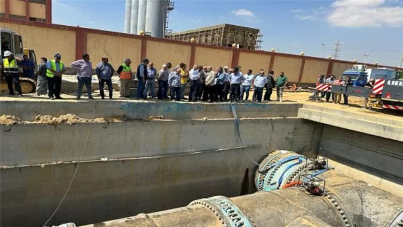 تسريب بخط مياه مدينة القاهرة الجديدة ووزير الإسكان يتابع الإصلاح بالموقع (صور)