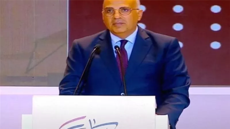 وزير الري يستعرض إنجازات الوزارة أمام الرئيس السيسي بـ