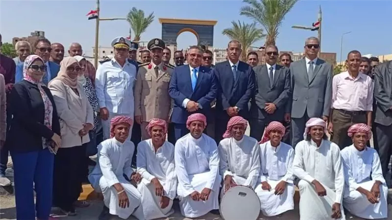 الغردقة للفنون الشعبية تشارك في مراسم وضع إكليل الزهور على النصب التذكارى للشهداء