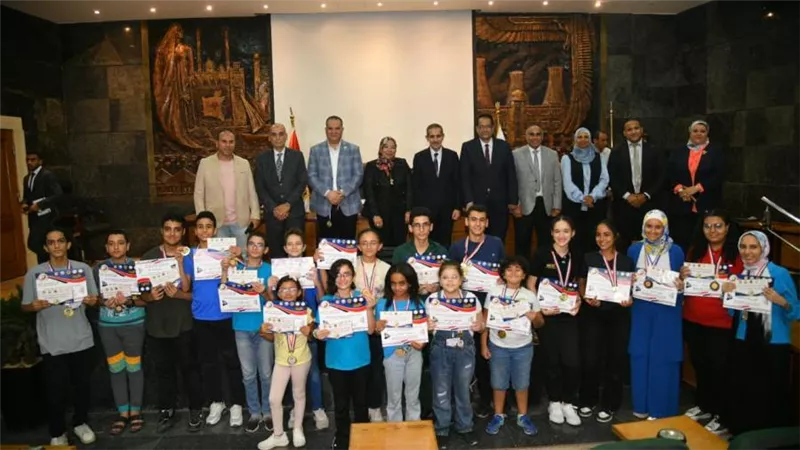 احتفالا بالعيد القومي.. محافظ الغربية يكرم 19 طالبا لفوزهم ببطولة الجمهورية الأولى لشطرنج المدارس
