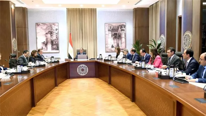 رئيس الوزراء يتابع موقف المبادرات الخاصة بإتاحة المزيد من التيسيرات والمحفزات للمصريين بالخارج