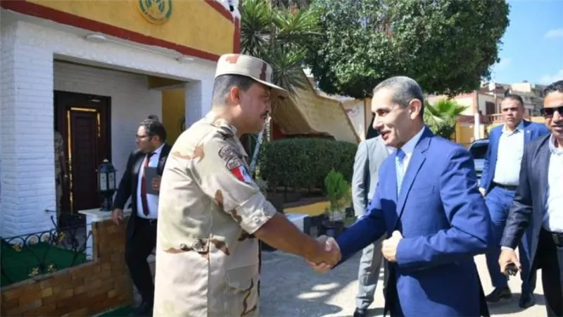 قاعدة طنطا الجوية تستقبل وفداً يترأسه المحافظ لتقديم التهنئة بمناسبة الذكرى الخمسين لحرب أكتوبر