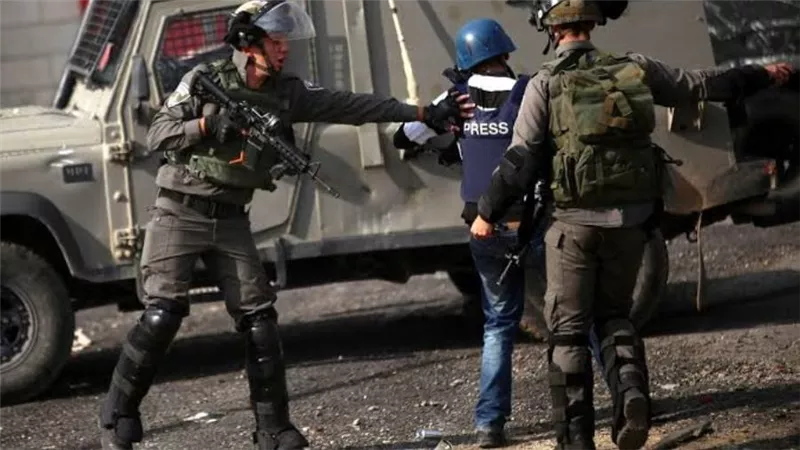 الصحفيين: قوات الاحتلال ترتكب المزيد من الجرائم والاعتداءات بحق وسائل الإعلام الفلسطينية