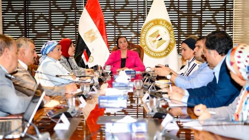 وزيرة البيئة تعقد اجتماعًا مع قيادات الوزارة لتقييم الوضع الراهن والتحديات التي تواجه العمل بمحافظات المنظومة
