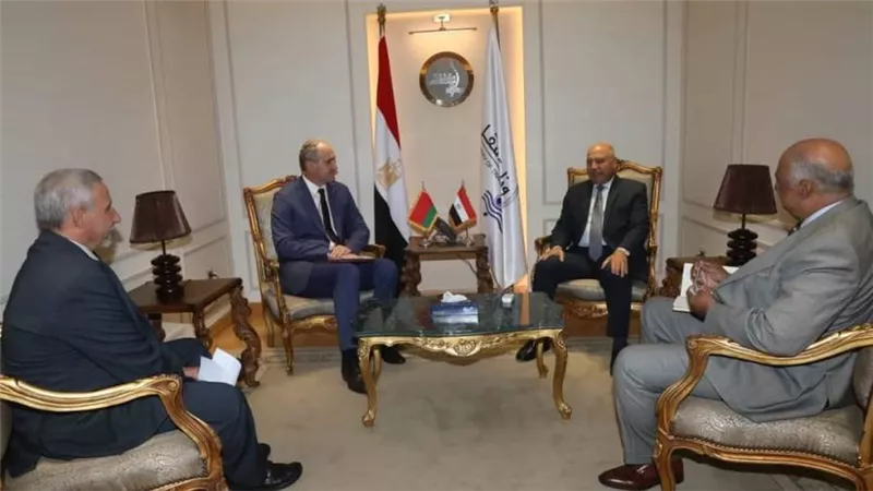 وزير النقل يبحث مع سفير بيلاروسيا بالقاهرة إنشاء مصنع في برج العرب لتوطين صناعة الأوبيسات الكهربائية والشاحنات 