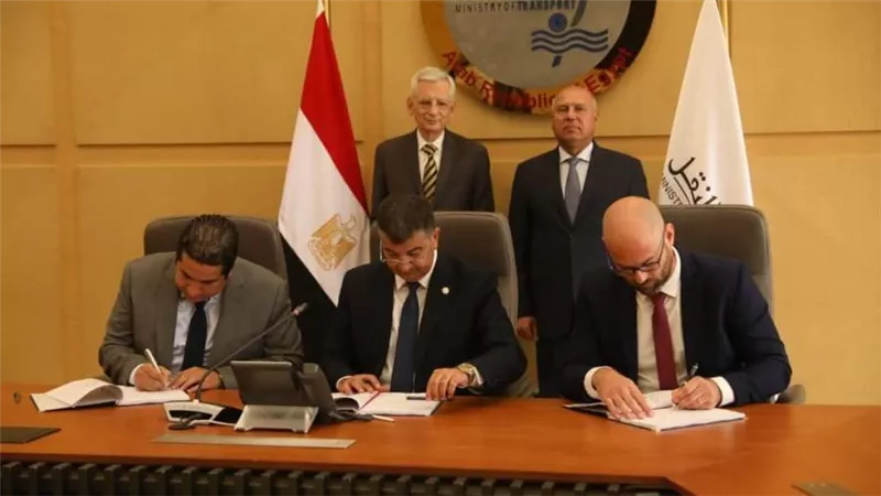 وزير النقل والسفير الفرنسي بالقاهرة يشهدان توقيع مذكرة تفاهم بشأن المرحلة الثانية من دراسات مشروع الخط السادس لمترو القاهرة الكبرى 