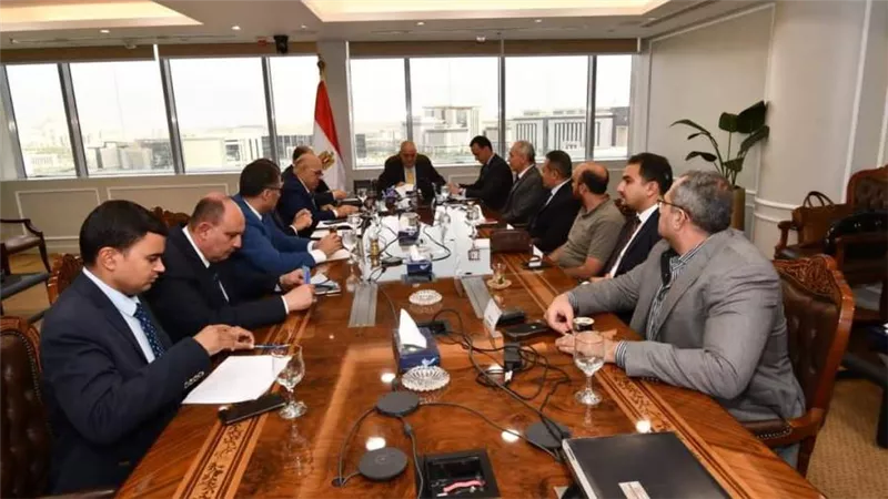  وزير الإسكان ومحافظ القاهرة يتابعان الموقف التنفيذي لمشروعات التطوير الجاري تنفيذها بالمحافظة