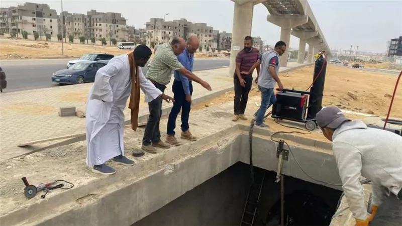الإسكان: دفع الأعمال الجارية بالطرق ومحطات روافع الصرف الصحي بمدينة القاهرة الجديدة