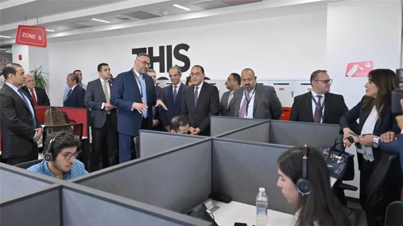 رئيس الوزراء يتفقد منظومة العمل بشركة فودافون للحلول الذكية