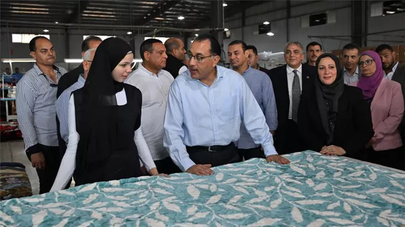 مدبولي يتفقد معرضًا لمنتجات المصنع من البطاطين ذات الجودة المُخصصة للتصدير إلى أسبانيا