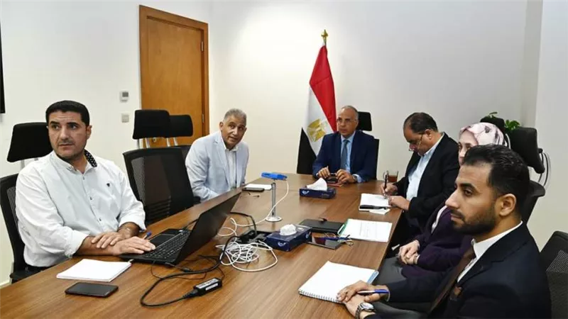 وزير الري يتابع موقف المشروعات المائية