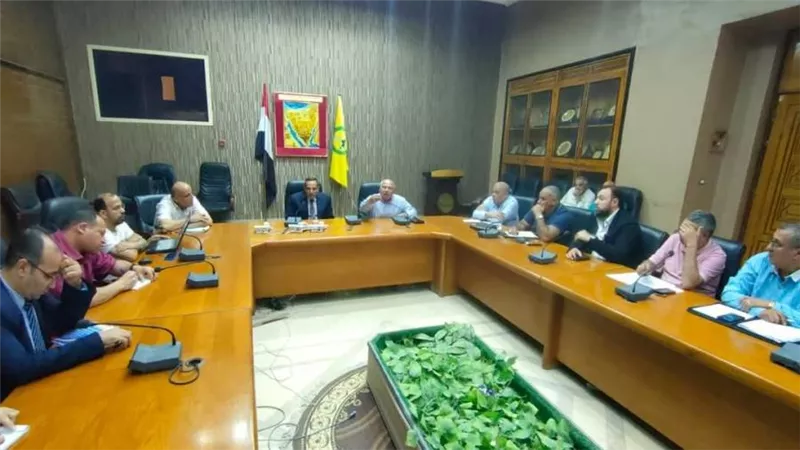 وزير النقل يتلقي أهالي حي الميناء بالعريش ويعلن زيادة تعويضات نزع الملكية