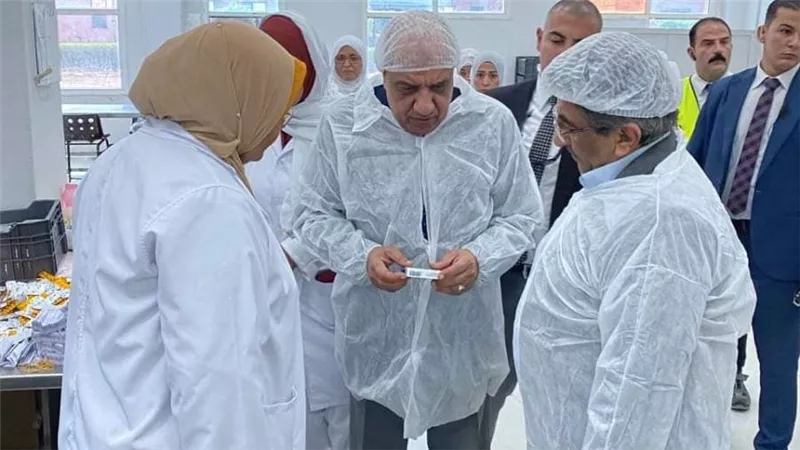 وزير قطاع الأعمال العام يتفقد مصانع شركة مصر للمستحضرات الطبية
