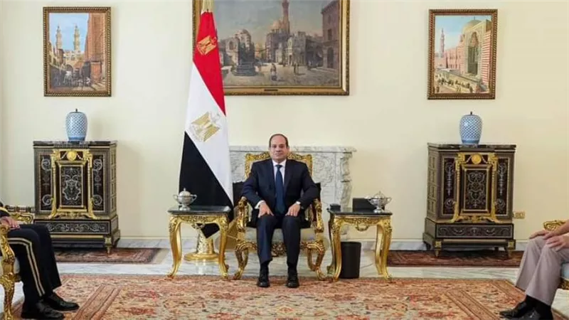 الرئيس السيسي يستقبل قائد القيادة المركزية الأمريكية بحضور وزير الدفاع