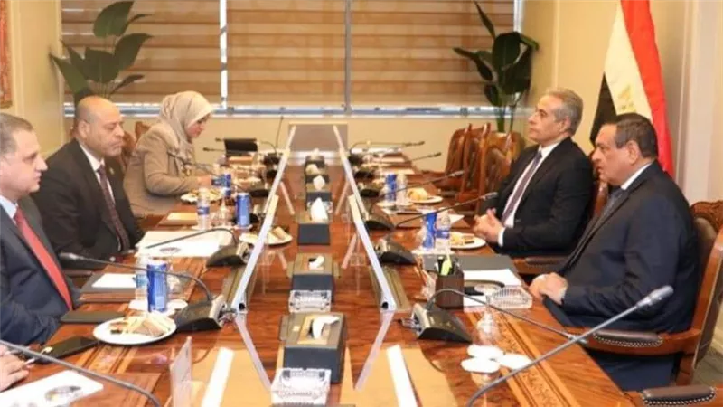 وزيرا التنمية المحلية والعمل يبحثان مجالات التعاون المشترك بين الوزارتين بالمحافظات