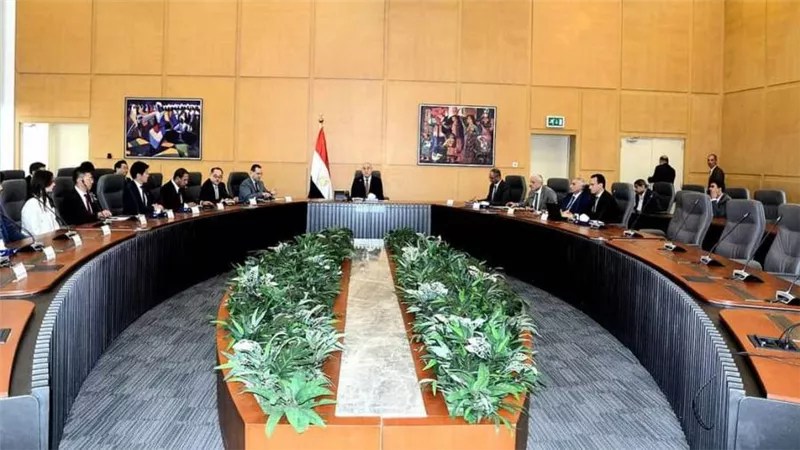 وزير الإسكان يبحث مع أسطورة العقارات باليابان سبل التعاون في مجال التطوير العقاري
