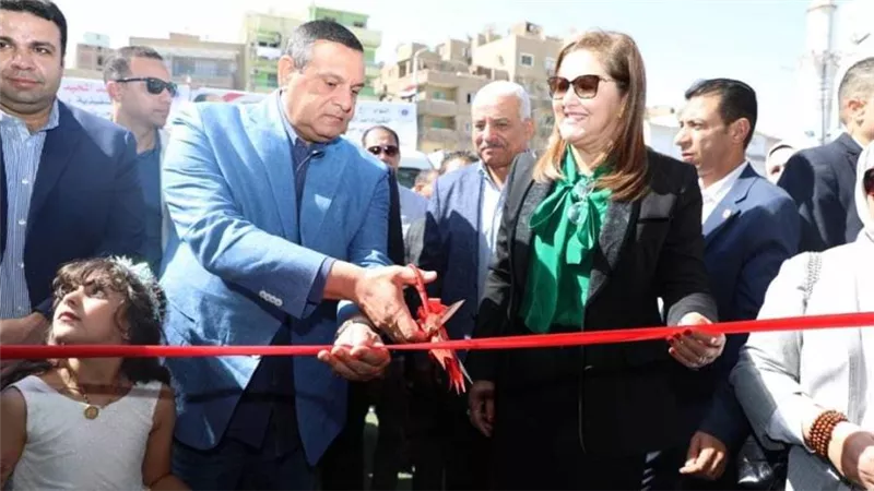 وزراء التنمية المحلية والتخطيط والإسكان ومحافظ السويس يفتتحون منفذ بيع السلع الغذائية بحي الأربعين