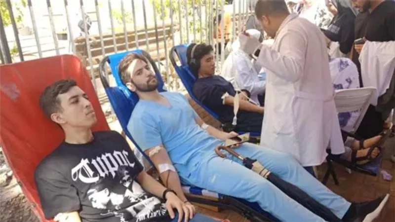 تنفيذًا لتوجيهات الرئيس السيسي : رئيس جامعة المنصورة يتفقد حملة التبرع بالدم لدعم الأشقاء في فلسطين