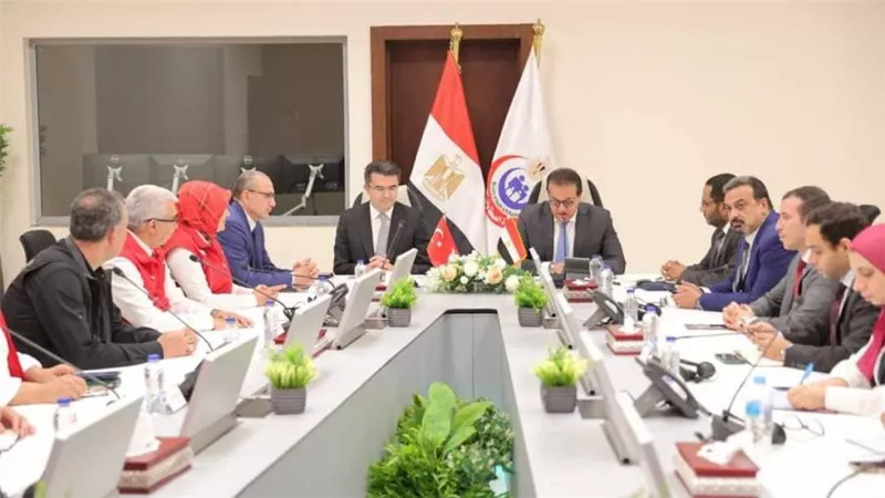 وزير الصحة يستقبل رئيس هيئة الكوارث والطوارئ والسفير التركي لبحث سبل التعاون لإيصال المساعدات الطبية لأهالي غزة