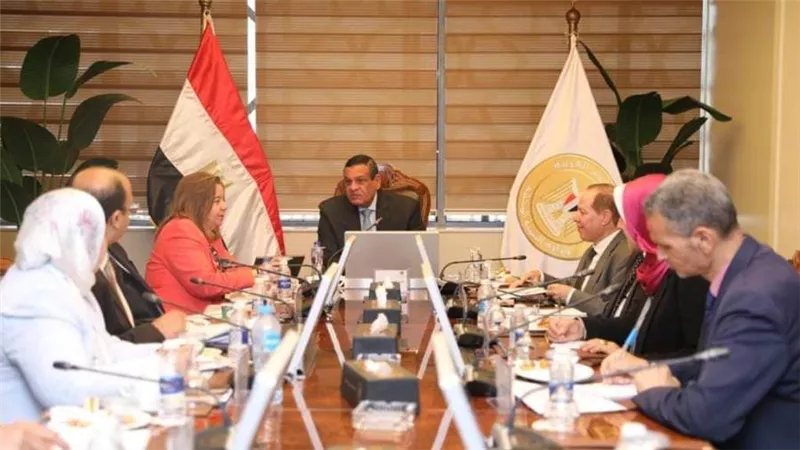 وزير التنمية المحلية يلتقي الرئيس التنفيذي لصندوق الإسكان الاجتماعي