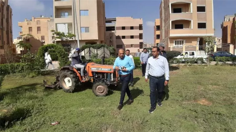 رئيس جهاز الشروق يجتمع مع حائزي قطع الأراضي بالمناطق المضافة للمدينة ويتفقد مناطق الإسكان العائلي