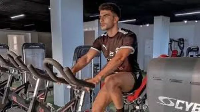 زيزو يستعرض لياقتة البدنيه من الجيم