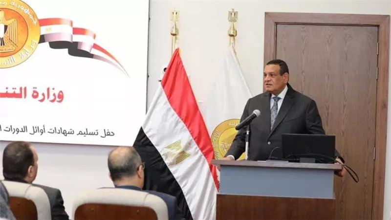اللواء هشام آمنة: مستمرون في تطوير نظم وبرامج التدريب بسقارة لتعزيز دور الوزارة في خدمة المواطنين بالمحافظات