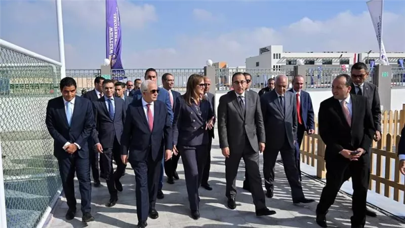 رئيس الوزراء يتفقّد بعض المدارس لمتابعة الأنشطة التعليمية المختلفة