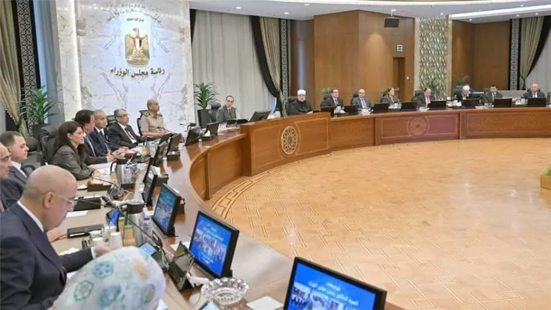 رئيس الوزراء يشيد بنماذج المدارس المُميزة التي تم افتتاحها اليوم بأرض القرية الكونية